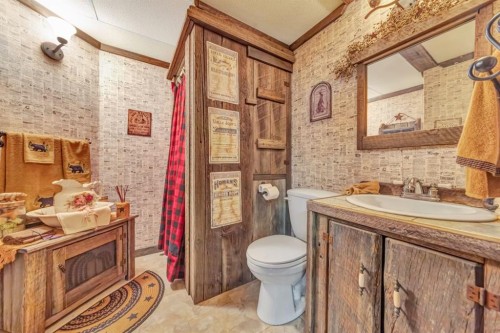 3002 67 Avenue, Lloydminster, AB - Indoor Photo Showing Bathroom