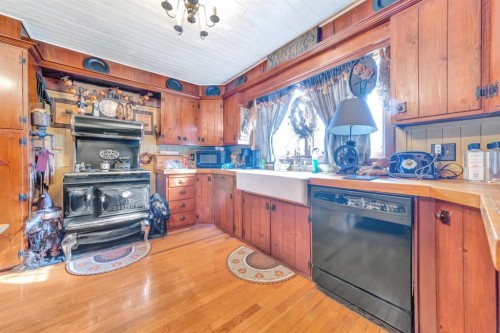 3002 67 Avenue, Lloydminster, AB - Indoor Photo Showing Kitchen