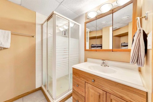 3308 63 Avenue, Lloydminster, AB - Indoor Photo Showing Bathroom