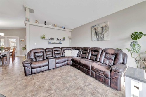 3308 63 Avenue, Lloydminster, AB - Indoor Photo Showing Living Room