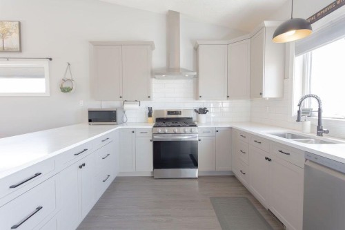514 24 Street, Wainwright, AB - Indoor Photo Showing Kitchen With Double Sink