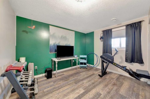 25 2 Avenue Se, Marshall, SK - Indoor Photo Showing Gym Room