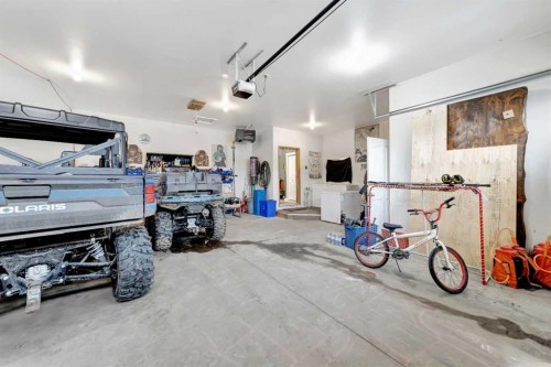 25 2 Avenue Se, Marshall, SK - Indoor Photo Showing Garage