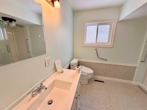 5111 49 Street, Irma, AB - Indoor Photo Showing Bathroom