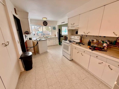 5111 49 Street, Irma, AB - Indoor Photo Showing Kitchen