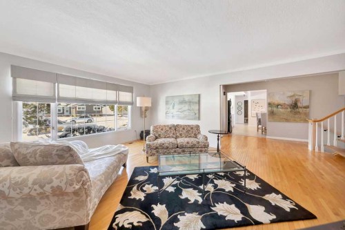 810 10 Avenue, Wainwright, AB - Indoor Photo Showing Living Room