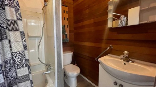 709 7 Avenue, Wainwright, AB - Indoor Photo Showing Bathroom