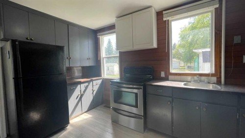 709 7 Avenue, Wainwright, AB - Indoor Photo Showing Kitchen