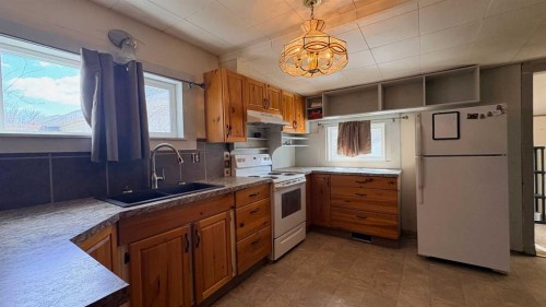 1209 5 Avenue, Wainwright, AB - Indoor Photo Showing Kitchen With Double Sink