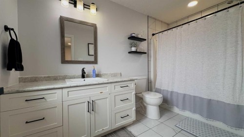 2515 6 Avenue, Wainwright, AB - Indoor Photo Showing Bathroom