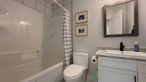 2515 6 Avenue, Wainwright, AB - Indoor Photo Showing Bathroom