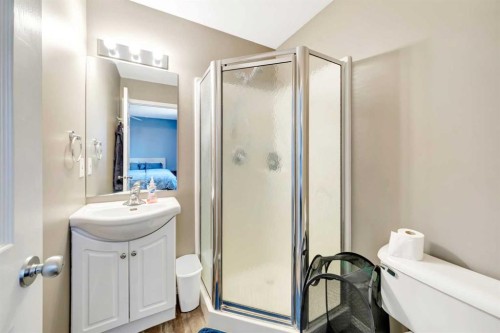 3318 44A Avenue, Lloydminster, SK - Indoor Photo Showing Bathroom