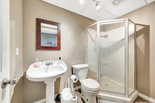 3318 44A Avenue, Lloydminster, SK - Indoor Photo Showing Bathroom