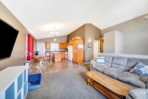 3318 44A Avenue, Lloydminster, SK - Indoor Photo Showing Living Room