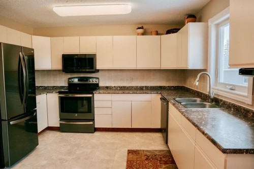 1910 7 Avenue, Wainwright, AB - Indoor Photo Showing Kitchen With Double Sink