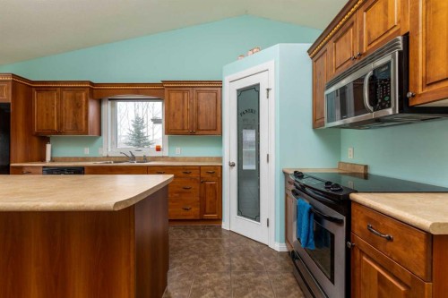 6813 41 Street, Lloydminster, AB - Indoor Photo Showing Kitchen With Double Sink