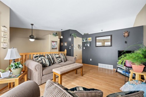 4002 63 Avenue, Lloydminster, AB - Indoor Photo Showing Living Room