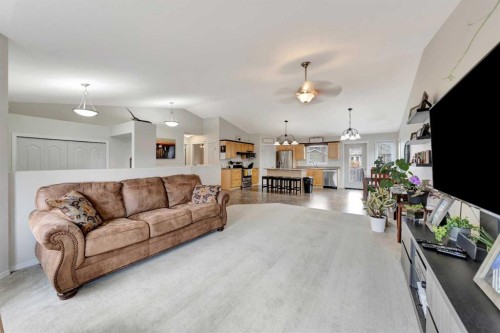 4111 68 Avenue, Lloydminster, AB - Indoor Photo Showing Living Room