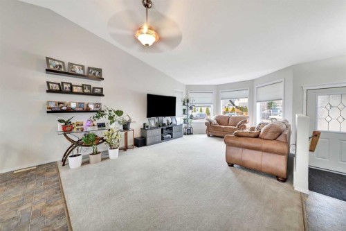 4111 68 Avenue, Lloydminster, AB - Indoor Photo Showing Living Room