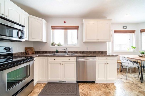 921 22 Street, Wainwright, AB - Indoor Photo Showing Kitchen With Double Sink