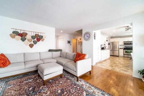 921 22 Street, Wainwright, AB - Indoor Photo Showing Living Room