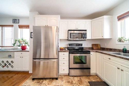 921 22 Street, Wainwright, AB - Indoor Photo Showing Kitchen