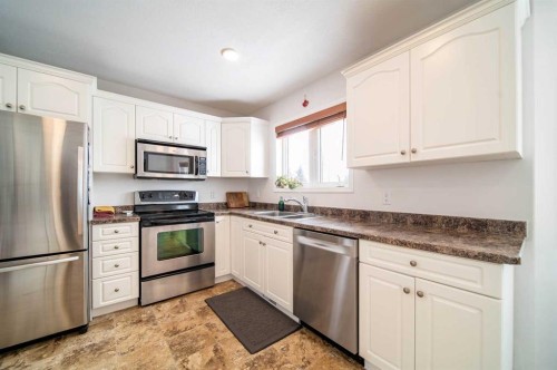921 22 Street, Wainwright, AB - Indoor Photo Showing Kitchen With Double Sink