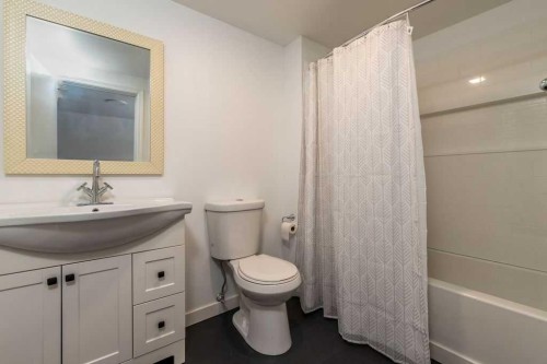 4504 49 Street, Lloydminster, SK - Indoor Photo Showing Bathroom