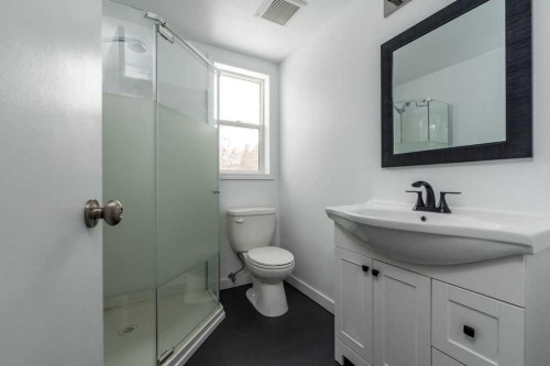4504 49 Street, Lloydminster, SK - Indoor Photo Showing Bathroom