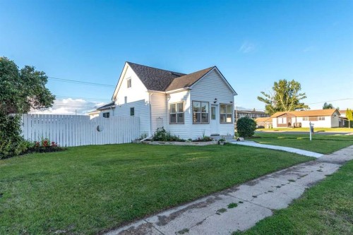 4504 49 Street, Lloydminster, SK - Outdoor