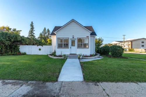 4504 49 Street, Lloydminster, SK - Outdoor