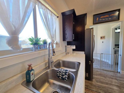 908 8 Avenue, Wainwright, AB - Indoor Photo Showing Kitchen With Double Sink