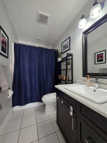 908 8 Avenue, Wainwright, AB - Indoor Photo Showing Bathroom
