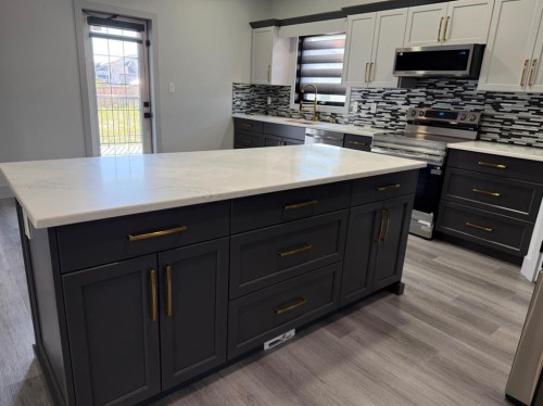 7115 37 Street, Lloydminster, AB - Indoor Photo Showing Kitchen With Upgraded Kitchen