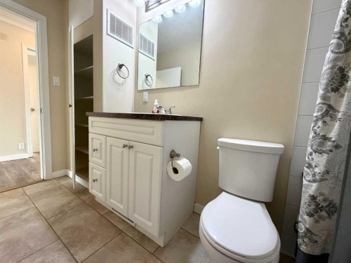 830 6 Avenue, Wainwright, AB - Indoor Photo Showing Bathroom
