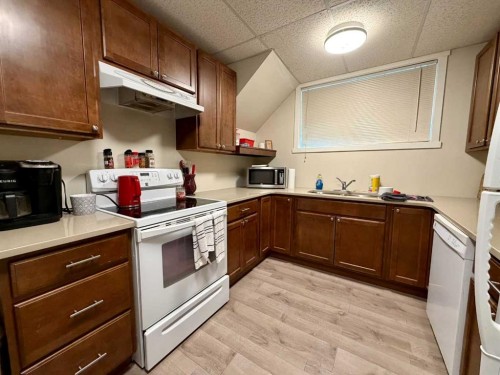 830 6 Avenue, Wainwright, AB - Indoor Photo Showing Kitchen With Double Sink