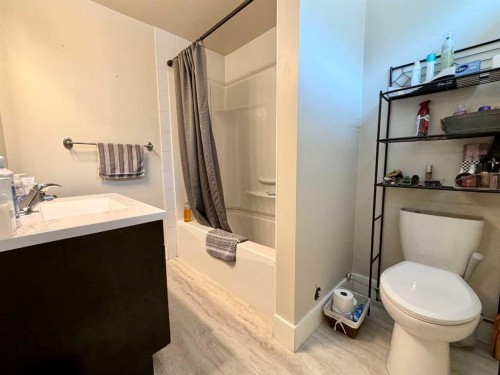 830 6 Avenue, Wainwright, AB - Indoor Photo Showing Bathroom