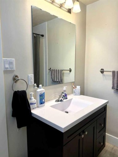 830 6 Avenue, Wainwright, AB - Indoor Photo Showing Bathroom