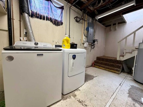 830 6 Avenue, Wainwright, AB - Indoor Photo Showing Laundry Room