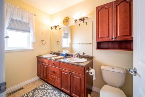 2521 10 Avenue, Wainwright, AB - Indoor Photo Showing Bathroom