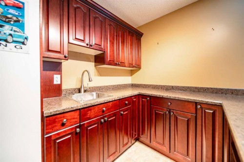 2521 10 Avenue, Wainwright, AB - Indoor Photo Showing Kitchen