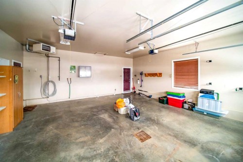 2521 10 Avenue, Wainwright, AB - Indoor Photo Showing Garage