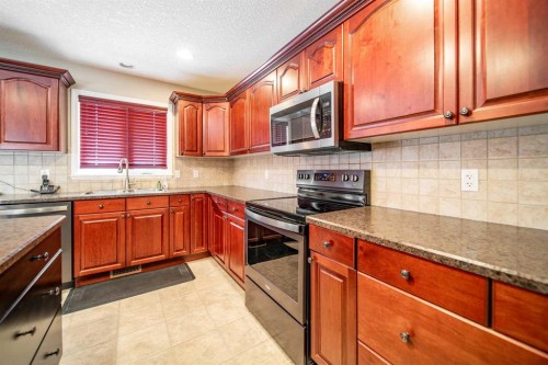 2521 10 Avenue, Wainwright, AB - Indoor Photo Showing Kitchen With Double Sink