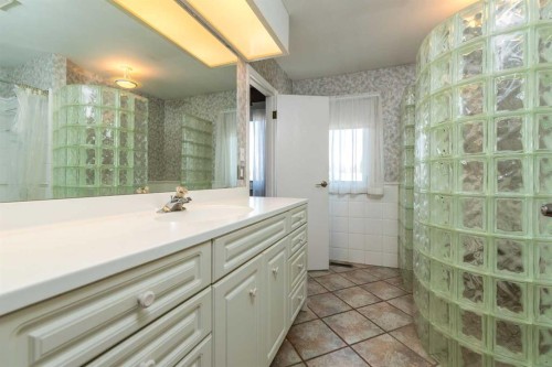 3003 51B Avenue, Lloydminster, AB - Indoor Photo Showing Bathroom