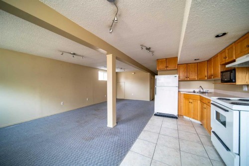 1601 5 Avenue, Wainwright, AB - Indoor Photo Showing Kitchen With Double Sink