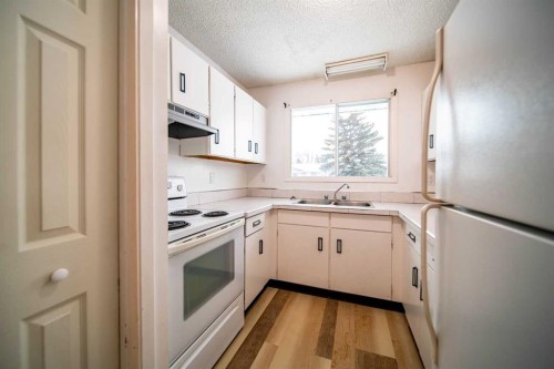 1601 5 Avenue, Wainwright, AB - Indoor Photo Showing Kitchen With Double Sink