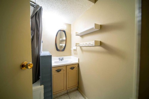 1601 5 Avenue, Wainwright, AB - Indoor Photo Showing Bathroom