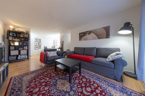 10-5538 49 Avenue, Lloydminster, SK - Indoor Photo Showing Living Room