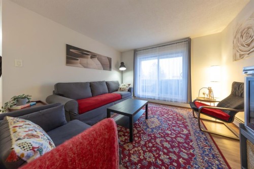 10-5538 49 Avenue, Lloydminster, SK - Indoor Photo Showing Living Room
