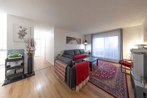 10-5538 49 Avenue, Lloydminster, SK - Indoor Photo Showing Living Room